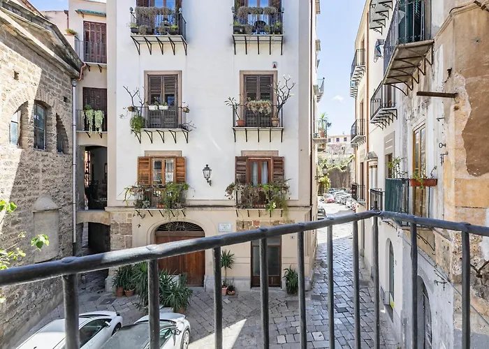 Piazza Pretoria&Quattro Canti Roomy Flats with Balconies